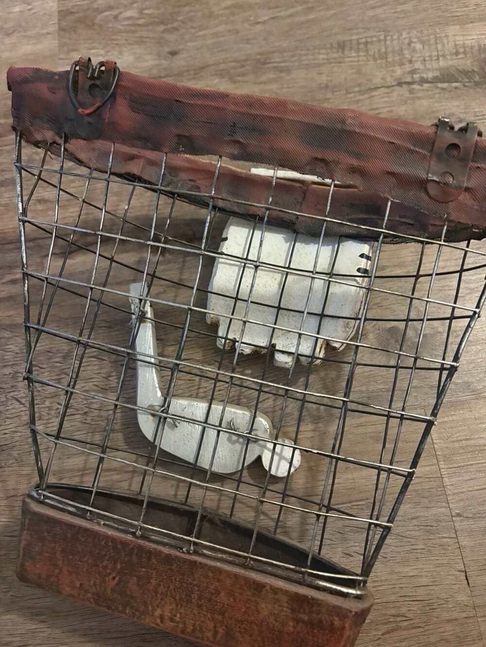 Rustic Golf Theme Wall Mounted Wire Basket Decor with Hand-Painted Golf Glove an - Picture 4 of 6